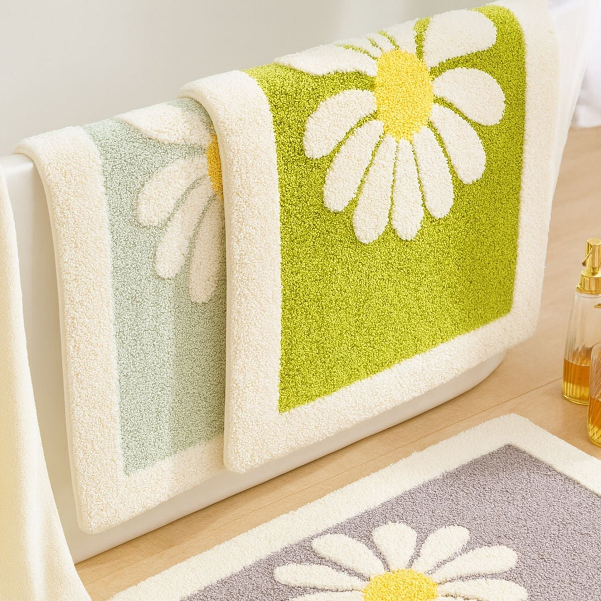 Daisy Bloom Bath Mat - Flower desigh, Soft Microfiber, Non-Slip
