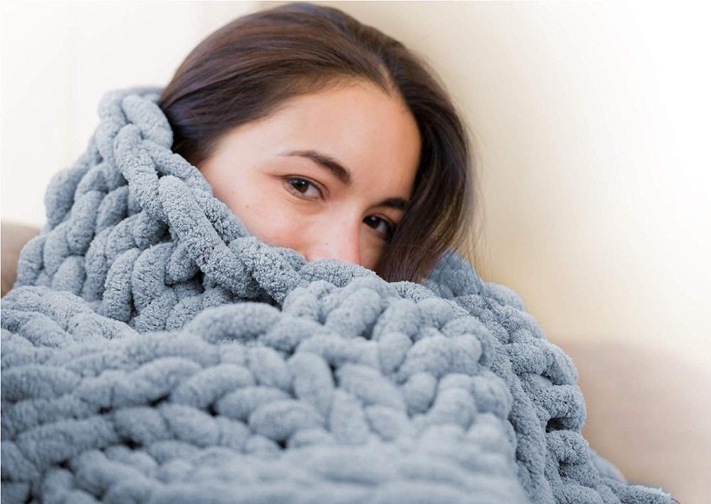 Heavy Cable-Knit Throw Blanket in Soft Chenille Yarn for Sofa, Bed & Living Room – Plush Oversized Knitted Accent Throw