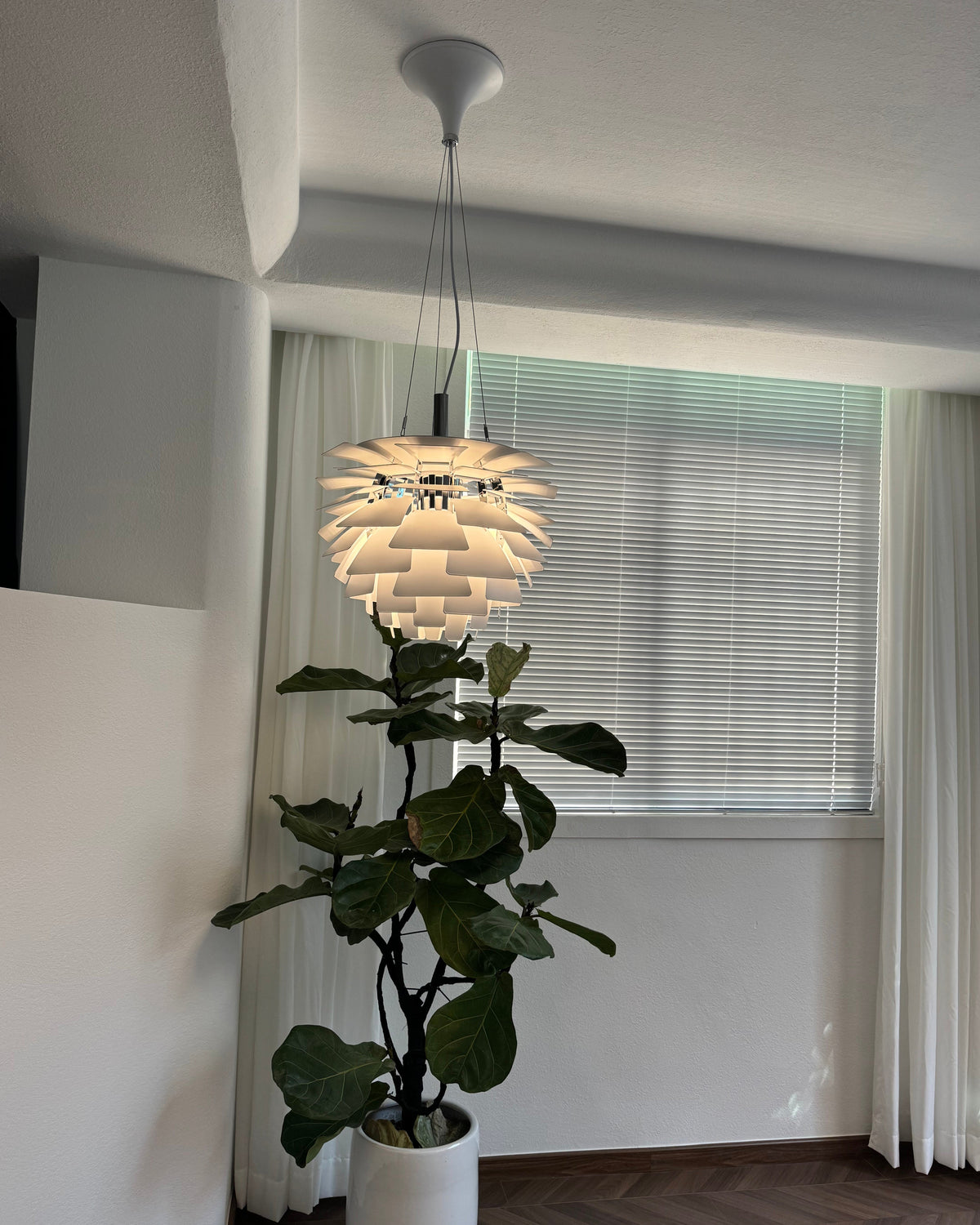 Sculptural Metal Shade Hanging Fixture 20 in Adjustable Height Overhead Lighting for Dining Room Kitchen Island Entryway Warm Glow Installat