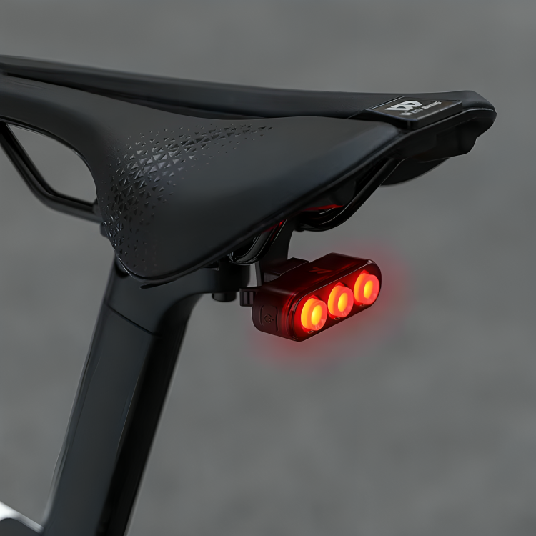 Motion-Sensing Bike Tail Light with Auto Brake Alert – Rechargeable Rear Safety LED for Road & Mountain Bikes