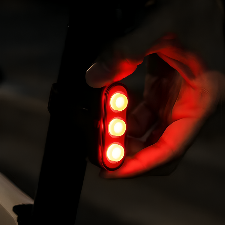 Motion-Sensing Bike Tail Light with Auto Brake Alert – Rechargeable Rear Safety LED for Road & Mountain Bikes