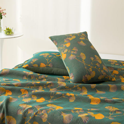 Elegant Home | Reversible Jacquard Quilt with Ginkgo Pattern | Luxurious Comfort for Stylish Decor