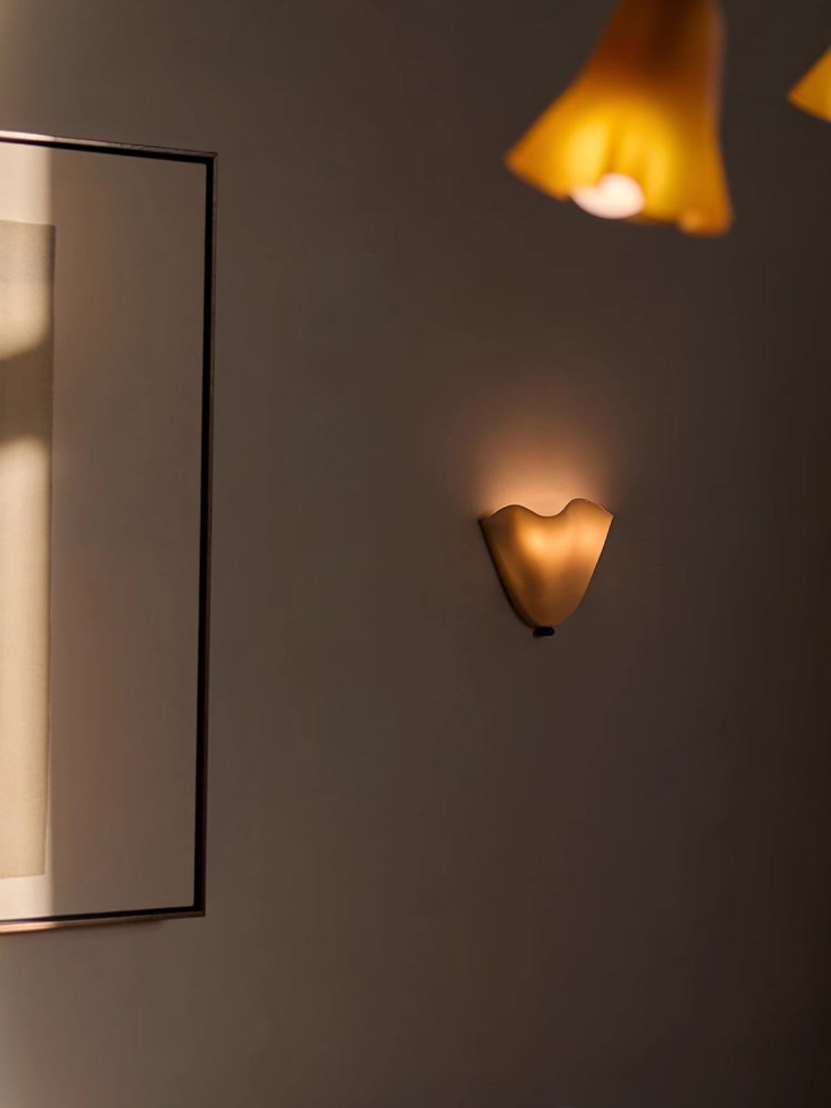 Indoor Sconce with Sculptural Glass Shade in Warm Tones – Metal Frame LED-Compatible – Wall-Mounted Accent for Bedrooms Hallways Living Spac