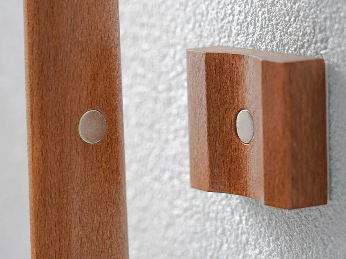 Magnetic Beech Wood Shoehorn with Wall Mount 22-Inch Extended Handle for Easy Access