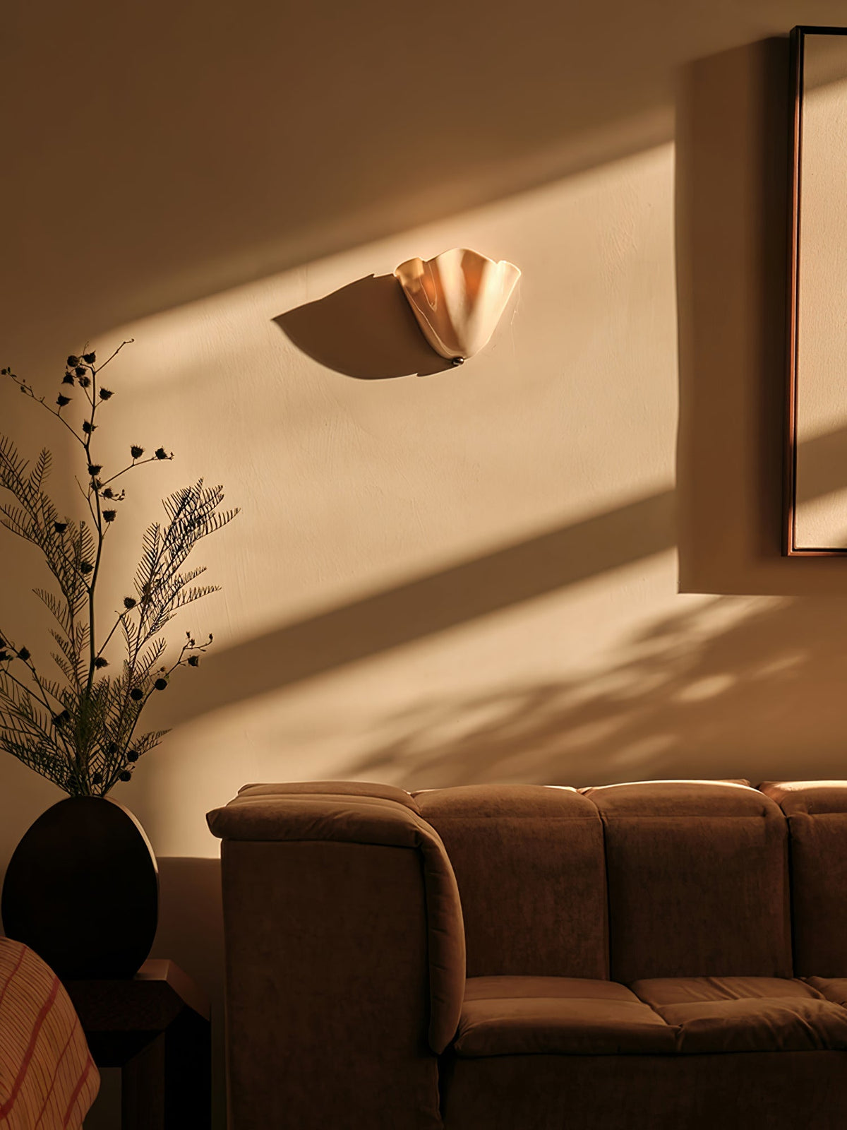 Indoor Sconce with Sculptural Glass Shade in Warm Tones – Metal Frame LED-Compatible – Wall-Mounted Accent for Bedrooms Hallways Living Spac