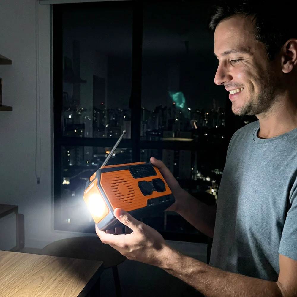 Portable Solar Powered Emergency Radio Kit
