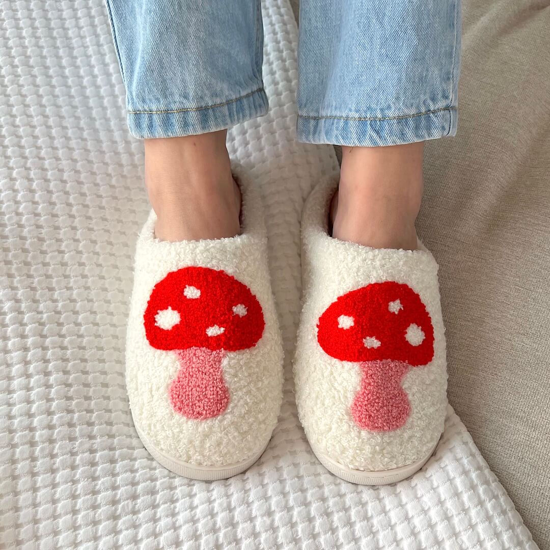Heart-Shaped Plush House Slippers for Women – Soft Fuzzy Indoor Slides with Non-Slip Sole for Bedroom, Bathroom & Cozy Winter Days