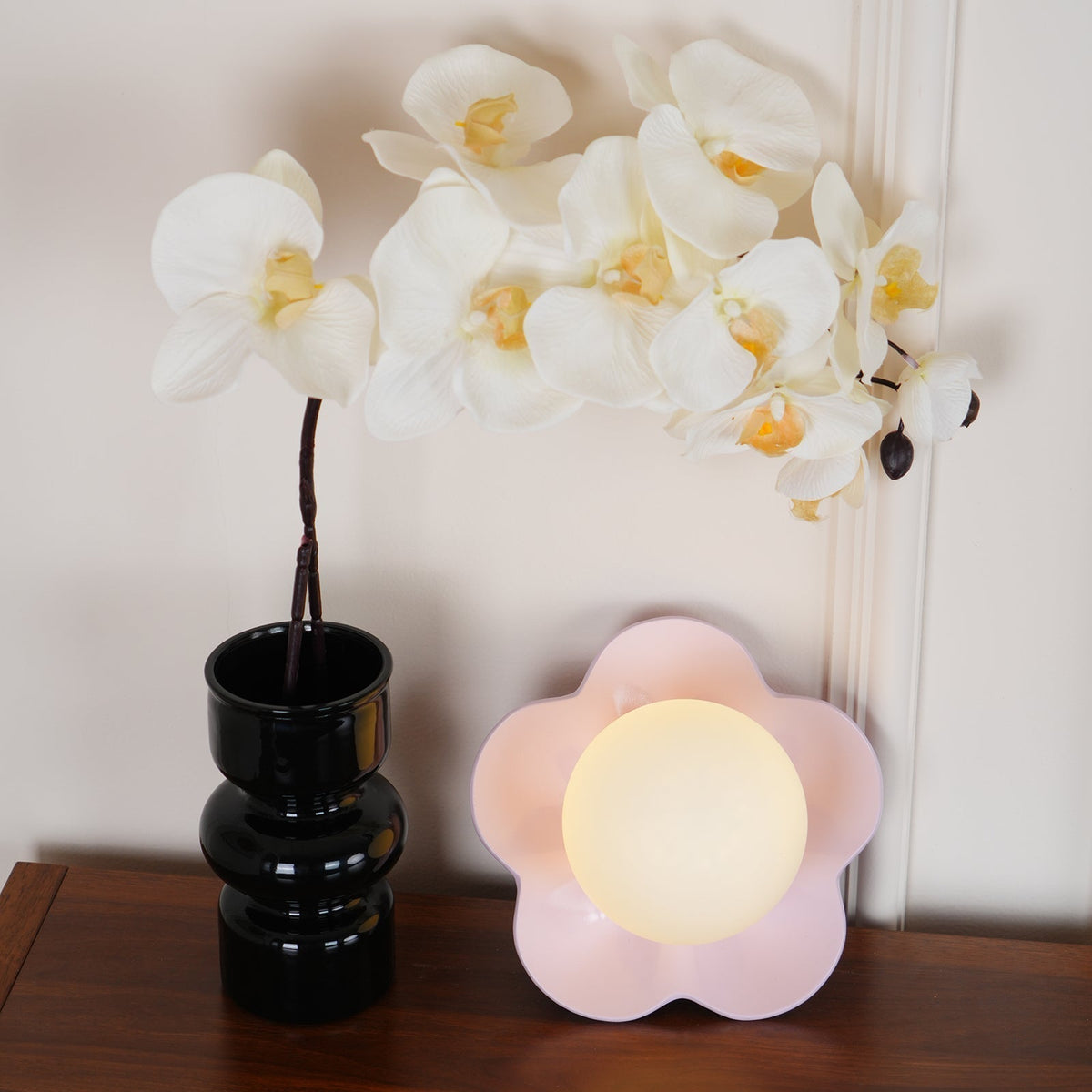 Flower-Shaped Resin Wall Sconce with Frosted Glass Shade – LED G9 Socket, Playful Modern Decor for Bedroom, Nursery & Living Room