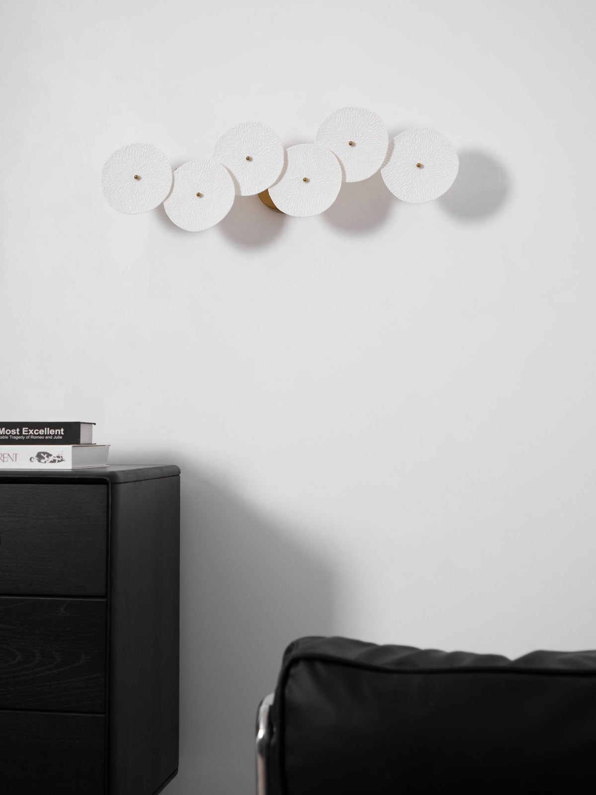 Ceramic Petal Wall Sconce – Floral LED Light with Gold Metal Accents for Hallway, Bedroom & Living Room Decor