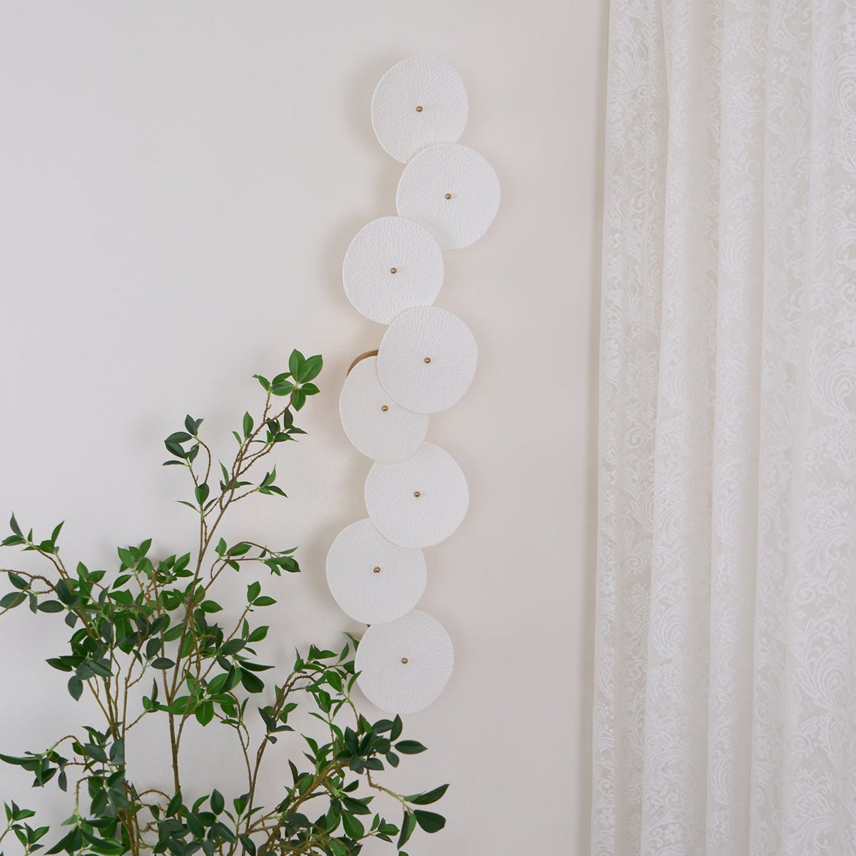 Ceramic Petal Wall Sconce – Floral LED Light with Gold Metal Accents for Hallway, Bedroom & Living Room Decor