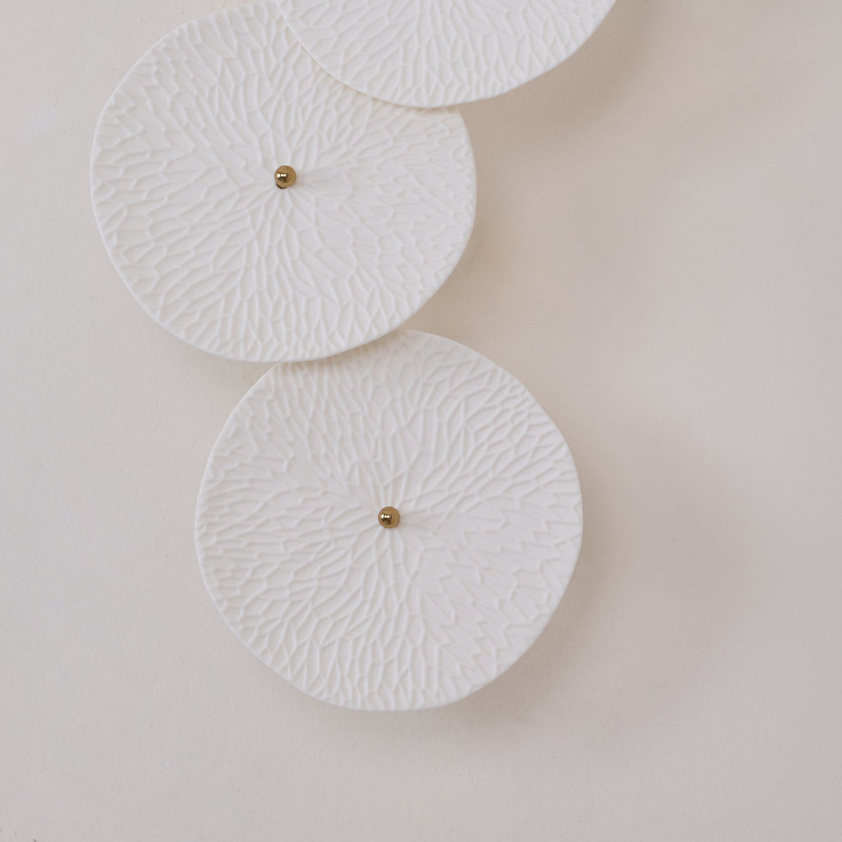 Ceramic Petal Wall Sconce – Floral LED Light with Gold Metal Accents for Hallway, Bedroom & Living Room Decor