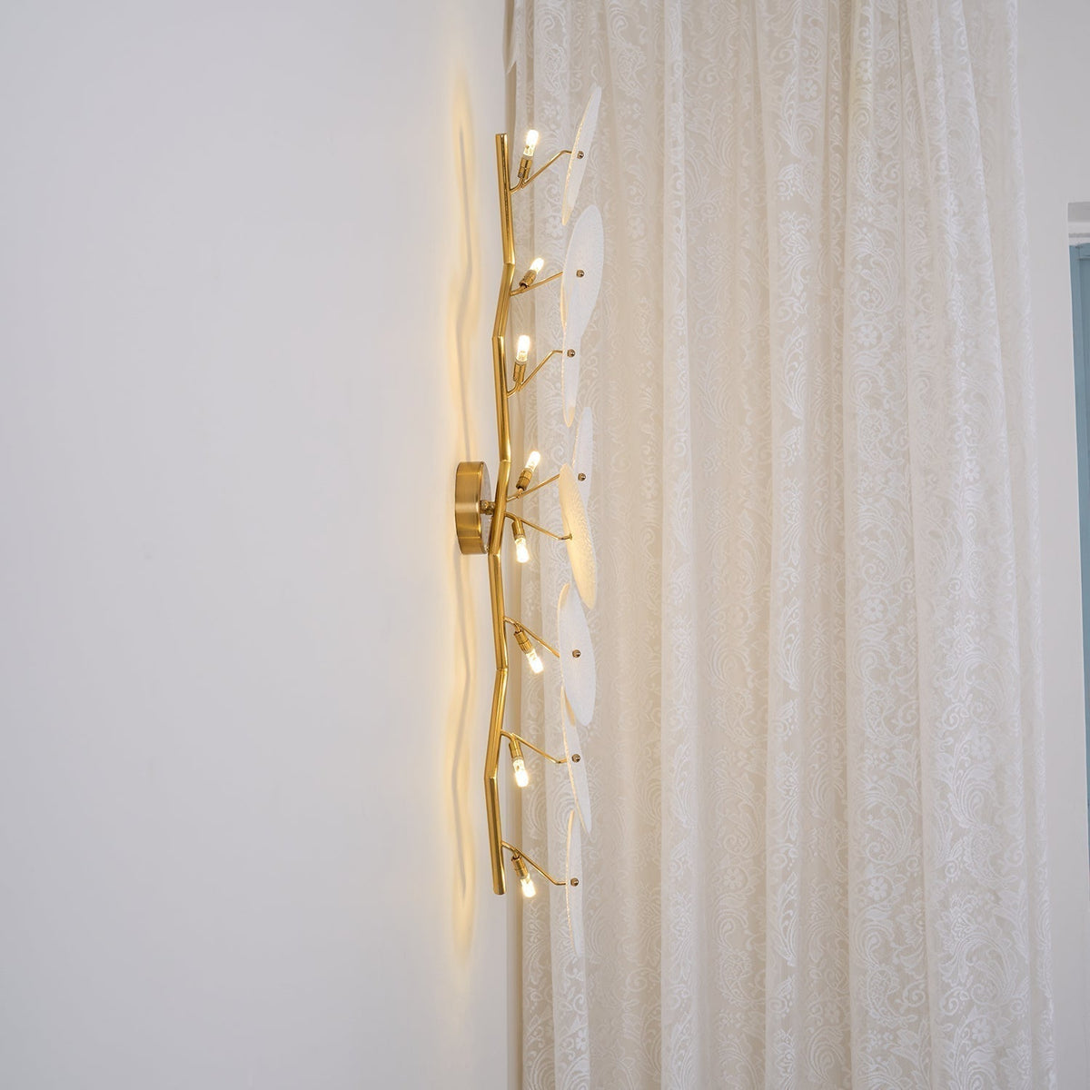 Ceramic Petal Wall Sconce – Floral LED Light with Gold Metal Accents for Hallway, Bedroom & Living Room Decor