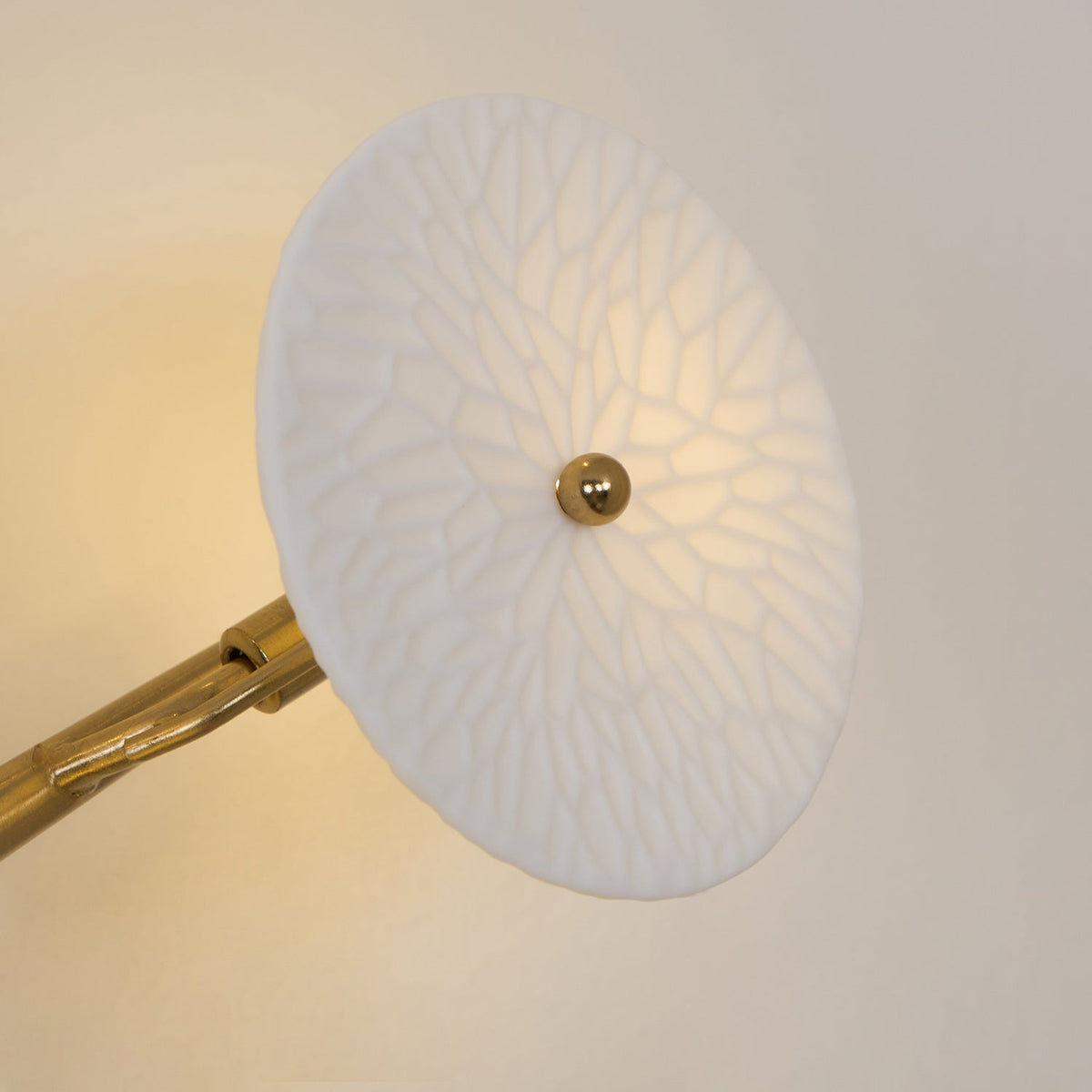 Ceramic Petal Wall Sconce – Floral LED Light with Gold Metal Accents for Hallway, Bedroom & Living Room Decor