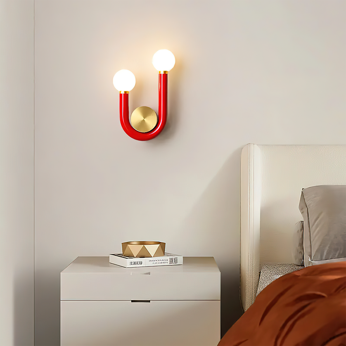 Contemporary Double-Bulb Sconce with Curved Metal Frame – Vibrant Accent Light for Hallways, Bedrooms & Stairs