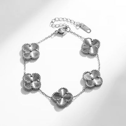 Nature's Charm | Clover Bracelet with Adjustable Chain | Elegant Accessory for Timeless Style