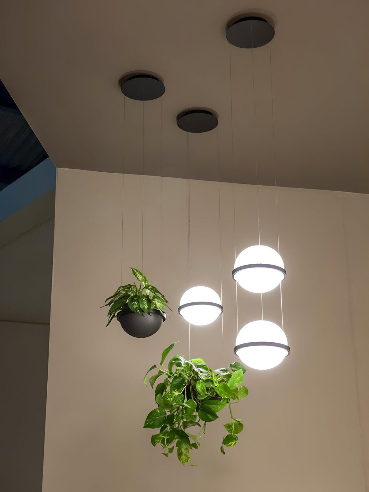 Spherical LED Hanging Fixture for Kitchen Island & Dining Area – Adjustable Height Black Metal Pendant with Dual-Tone Lighting, 8.7 in Acryl