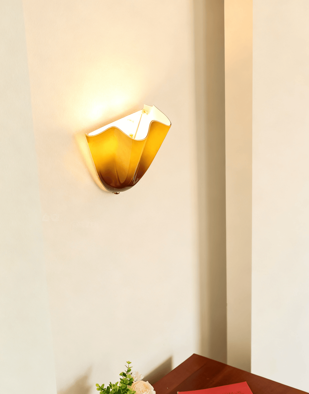 Indoor Sconce with Sculptural Glass Shade in Warm Tones – Metal Frame LED-Compatible – Wall-Mounted Accent for Bedrooms Hallways Living Spac