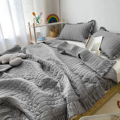 Ortekor Bedding Set | Lightweight Summer Quilt with Ruffled Edges | Versatile Comfort for All Seasons