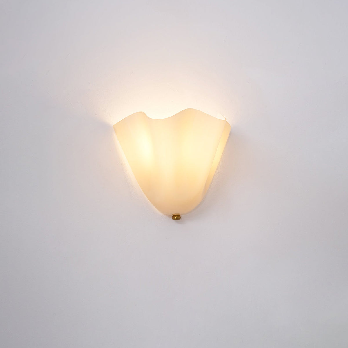 Indoor Sconce with Sculptural Glass Shade in Warm Tones – Metal Frame LED-Compatible – Wall-Mounted Accent for Bedrooms Hallways Living Spac