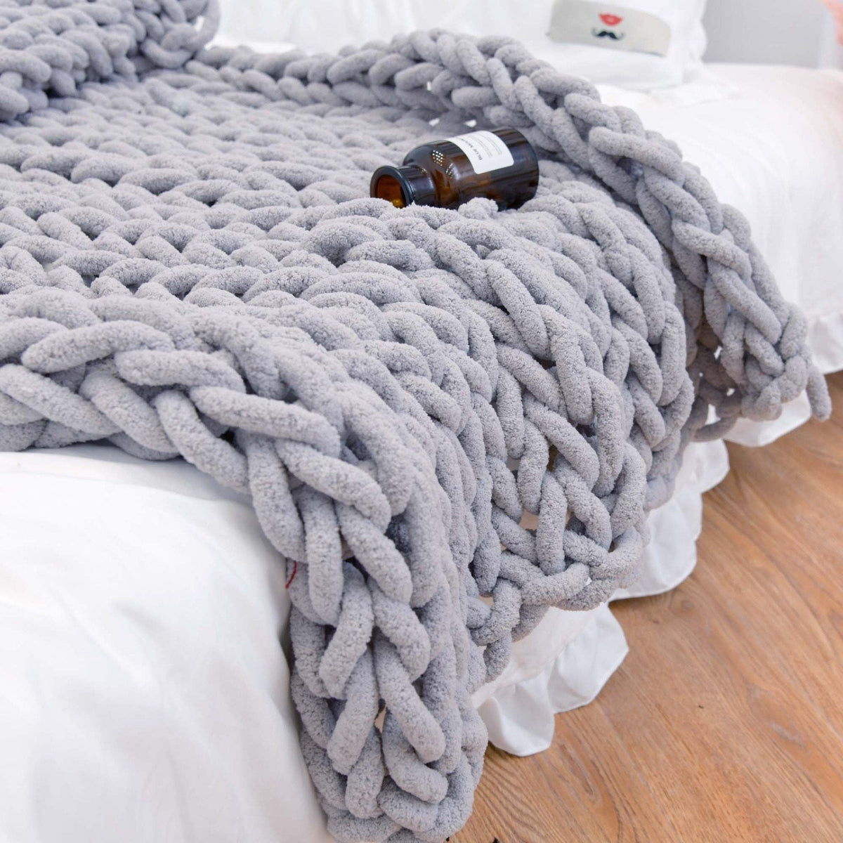 Heavy Cable-Knit Throw Blanket in Soft Chenille Yarn for Sofa, Bed & Living Room – Plush Oversized Knitted Accent Throw