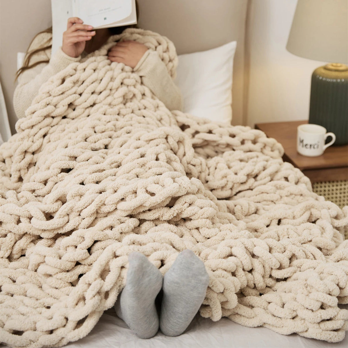 Cozy Chenille Chunky Knit Blanket Throw with Hand-Knotted Design for Ultimate Comfort