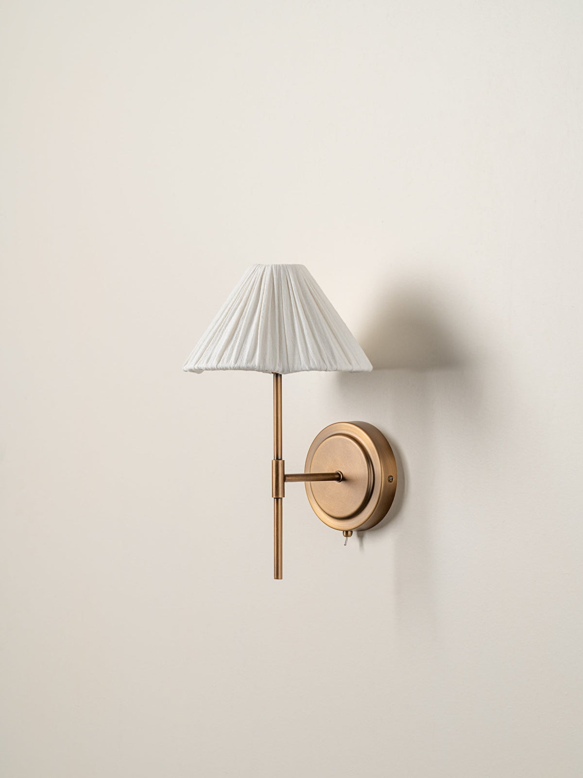 Fabric Sconce with Scalloped Shade G9 Socket 8.5 Inch Gold Metal Fixture Bedside Wall Fixture Modern Entryway Accent Lighting for Apartment