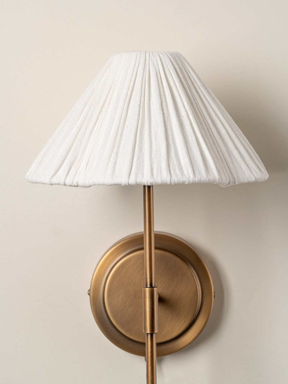 Fabric Sconce with Scalloped Shade G9 Socket 8.5 Inch Gold Metal Fixture Bedside Wall Fixture Modern Entryway Accent Lighting for Apartment