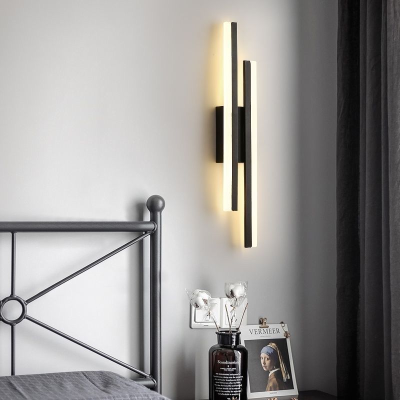 Minimalist LED Wall Sconce – Vertical Linear Light Fixture in Matte Black or Brushed Gold for Bedroom, Living Room & Hallway