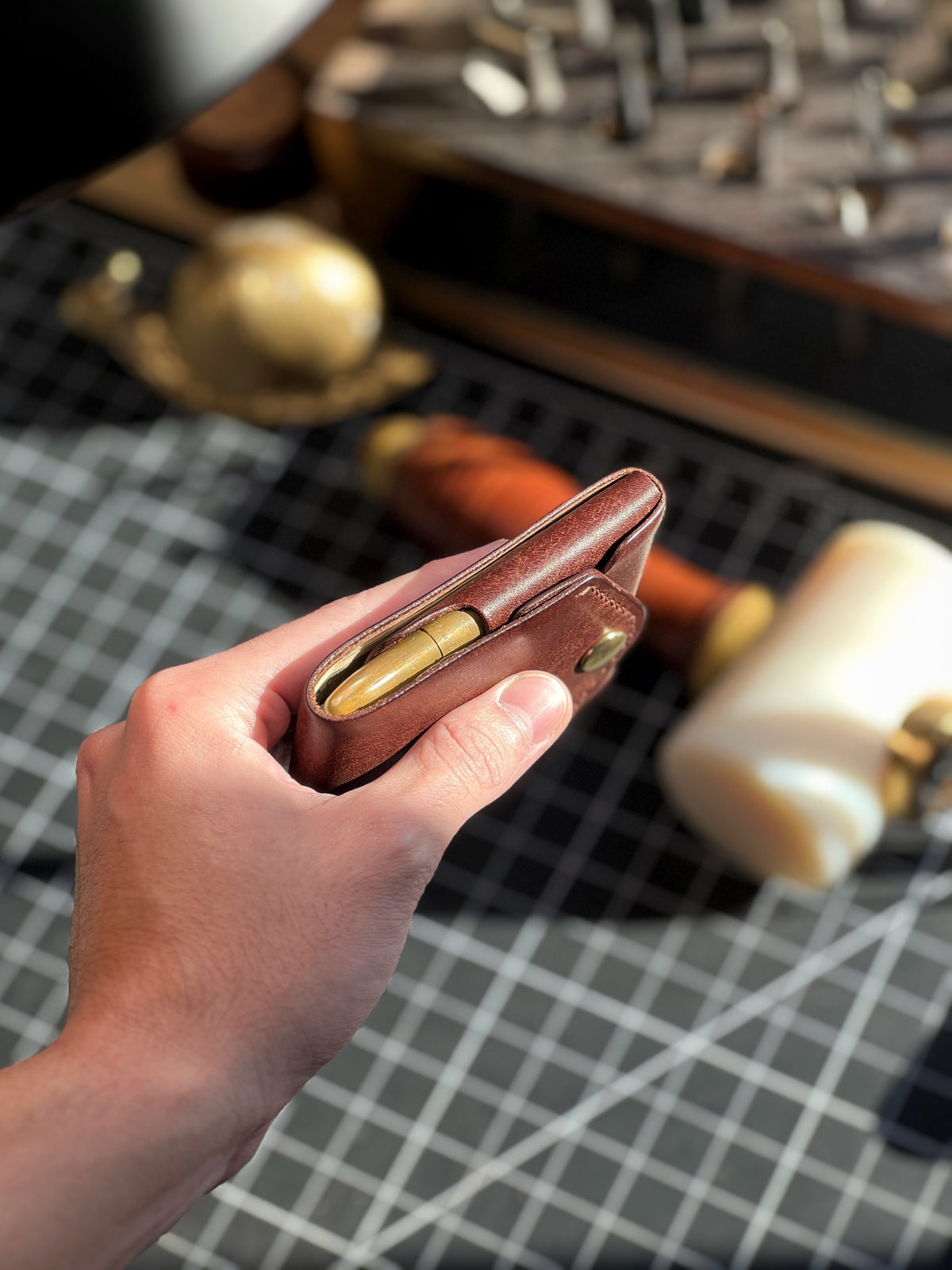 Slim Bifold Leather Wallet with Built-In Pen Holder – Vegetable-Tanned Cowhide Card Case for Men & Women
